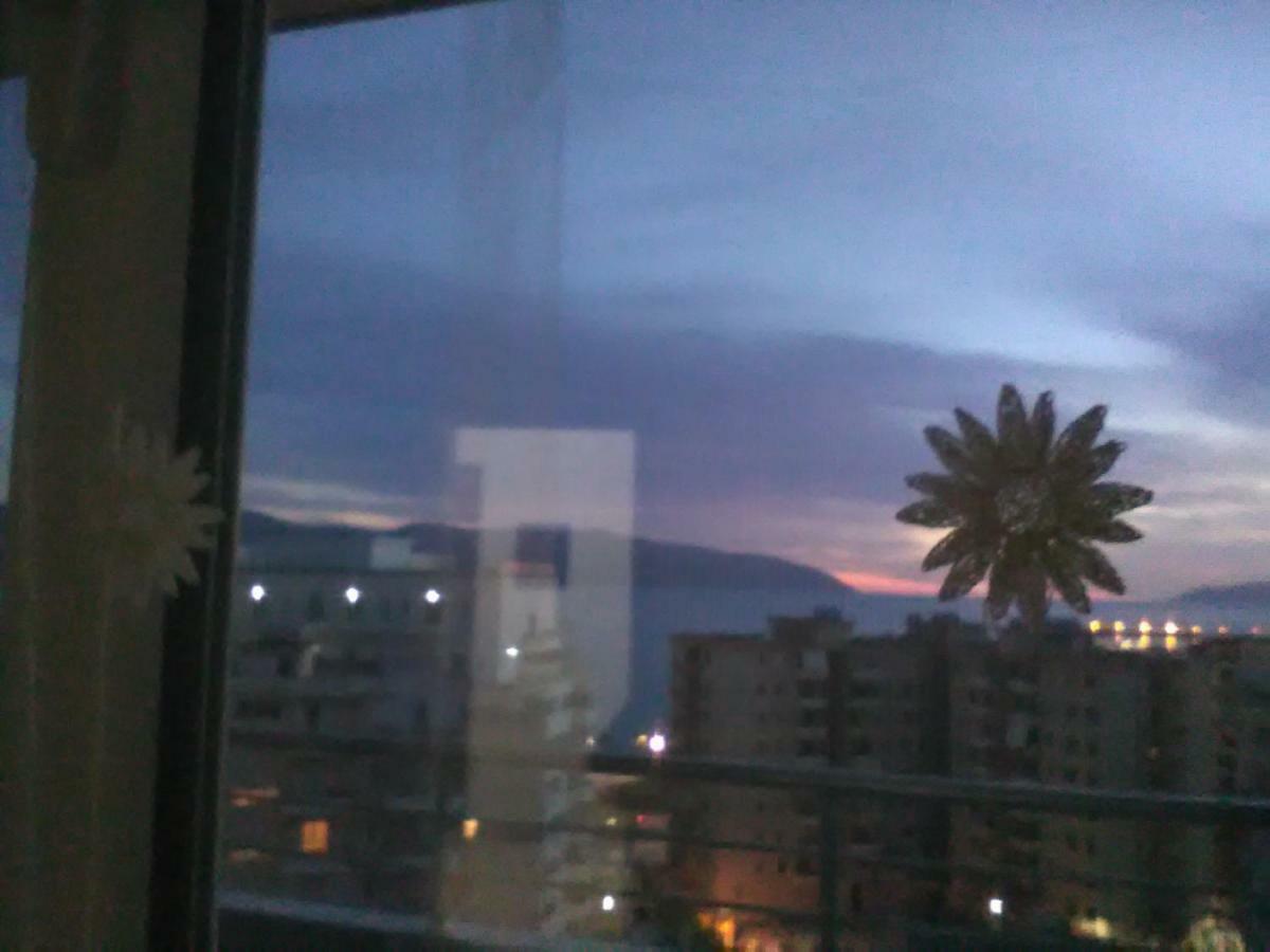 Lindita'S Seaview Appartment Vlore Bagian luar foto
