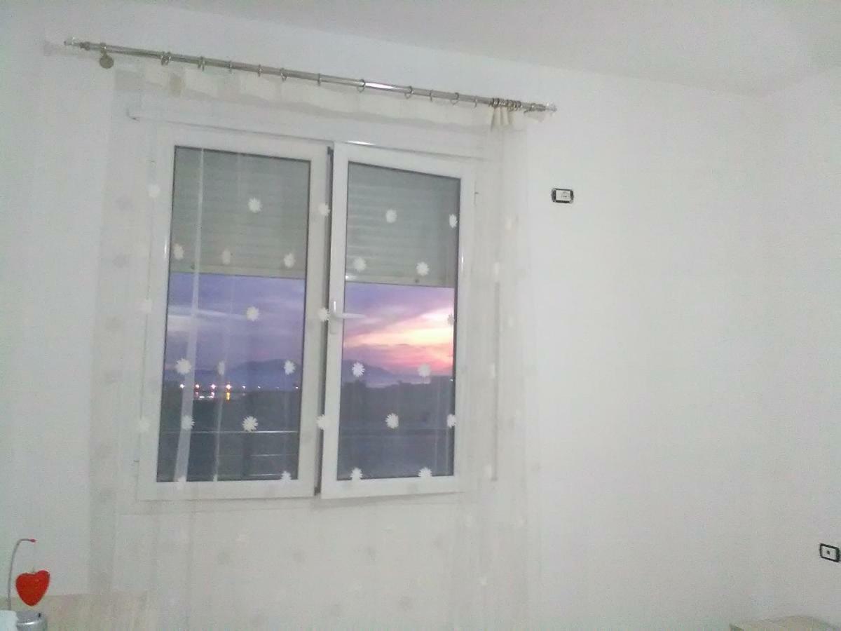 Lindita'S Seaview Appartment Vlore Bagian luar foto