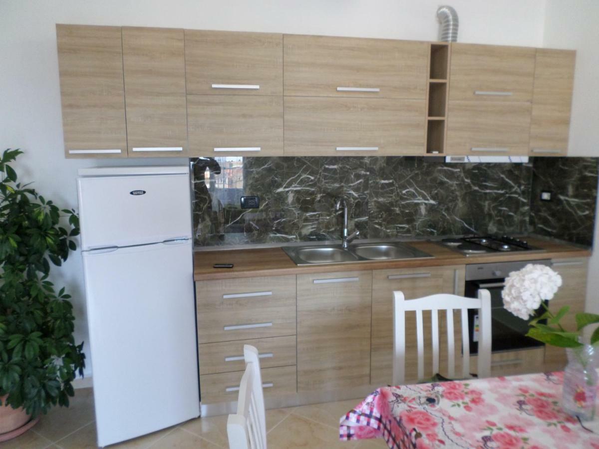 Lindita'S Seaview Appartment Vlore Bagian luar foto