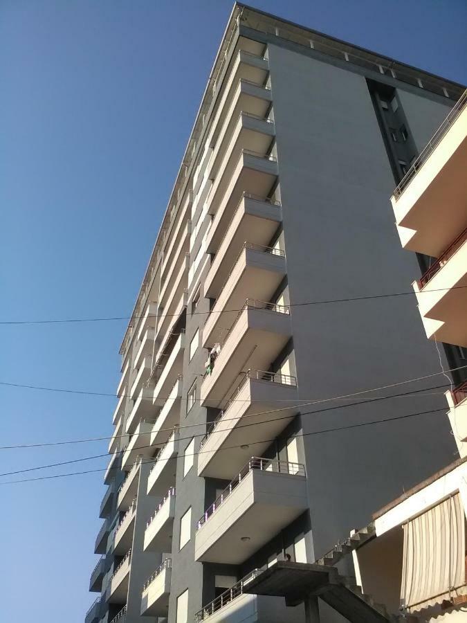 Lindita'S Seaview Appartment Vlore Bagian luar foto